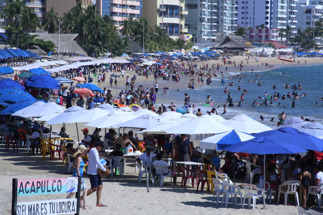 Llegan familias a centros de recreo y playas de Guerrero para despedir el año