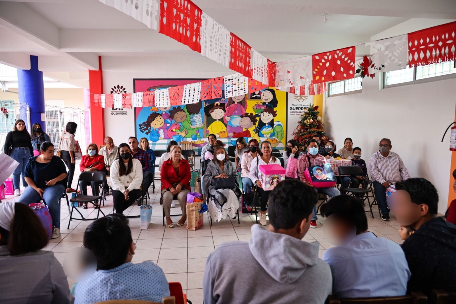 Familias guerrerenses apadrinan a niños de casa hogar del DIF