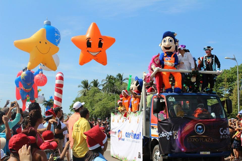Manejar con precaución en Costera, piden autoridades a automovilistas por el defile de globos gigantes