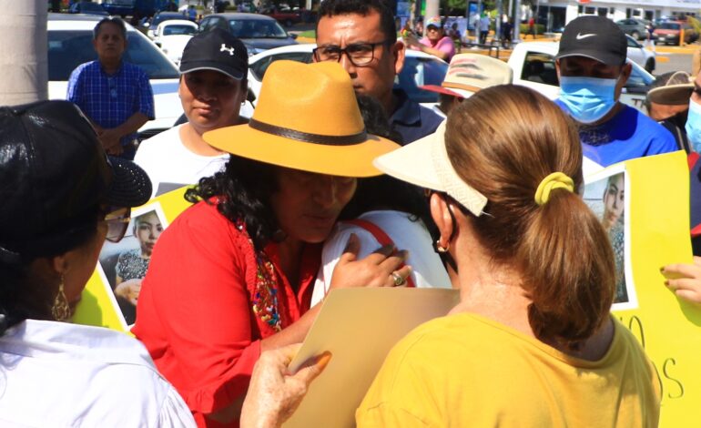 Dialoga Abelina López con familiares de jóvenes desaparecidas