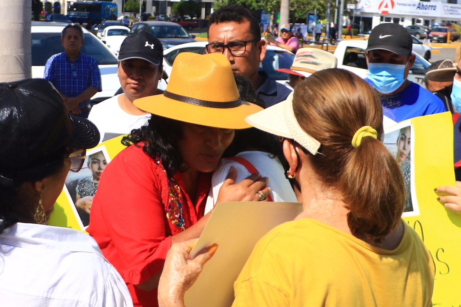 abelina lopez dialoga familiares de desaparecidos (1)