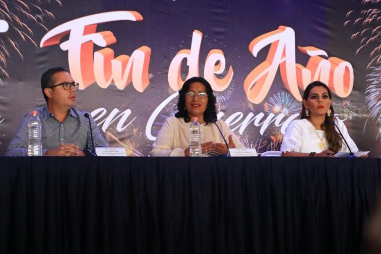 El director de Comunicación Social del Gobierno del Estado, René Posselt; Abelina López y la gobernadora Evelyn Salgado en la conferencia sobre la Gala de Pirotecnia en Acapulco y otras ciudades de Guerrero.