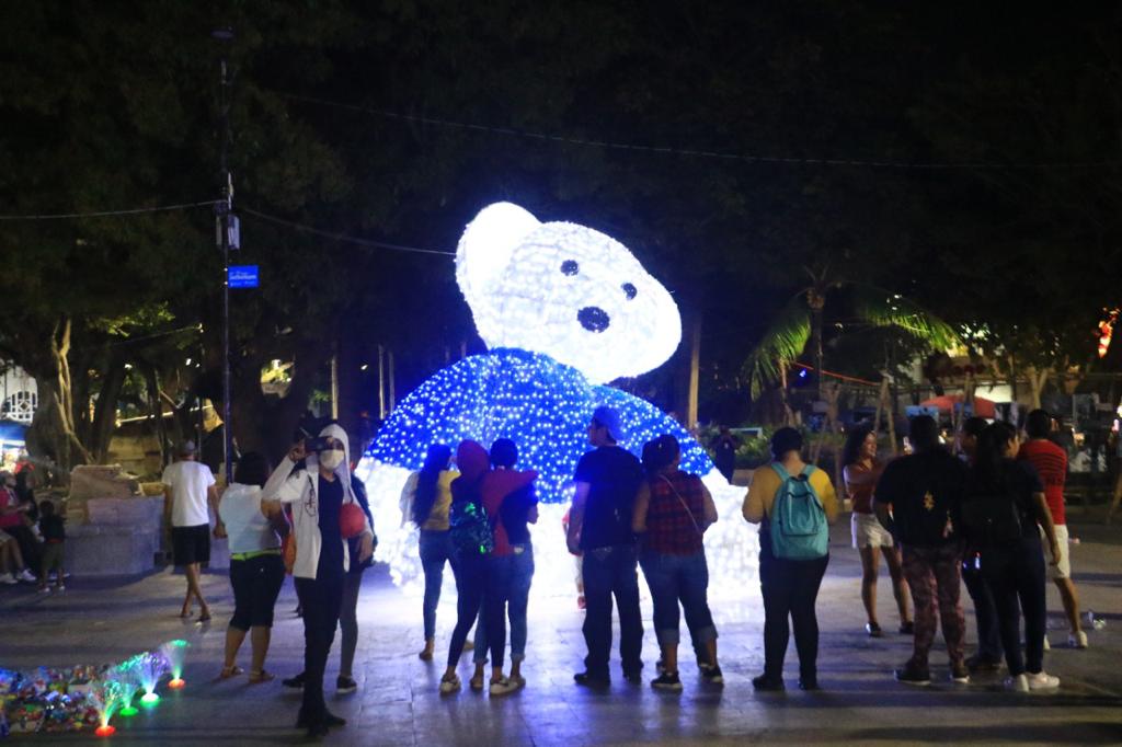 Gobierno Municipal de Acapulco coloca adornos navideños para atraer turistas