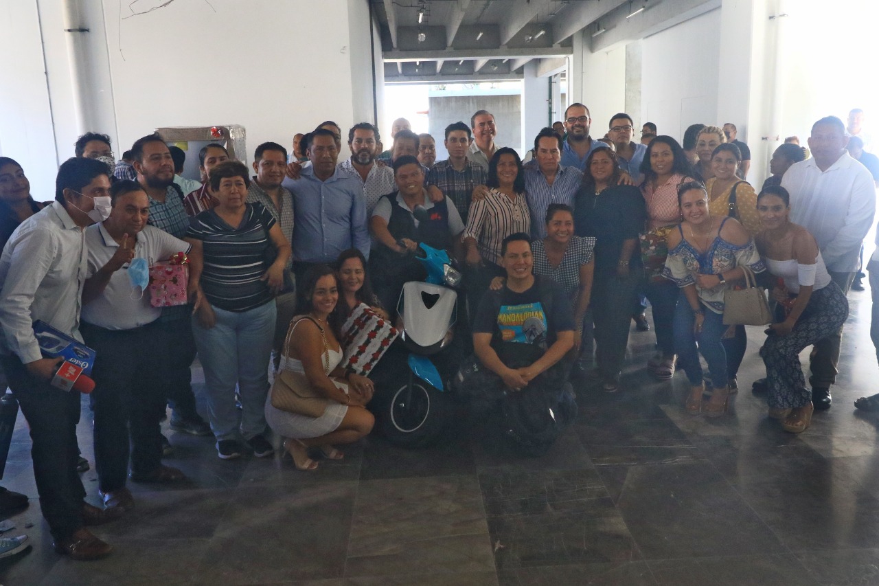 Convive Abelina López con comunicadores por fiestas decembrinas