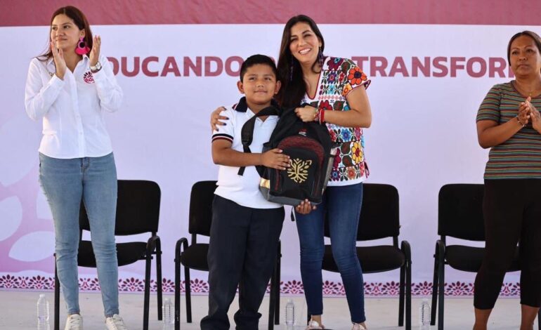 Entrega Liz Salgado mochilas y útiles escolares a niñas y niños de la zona rural de Acapulco