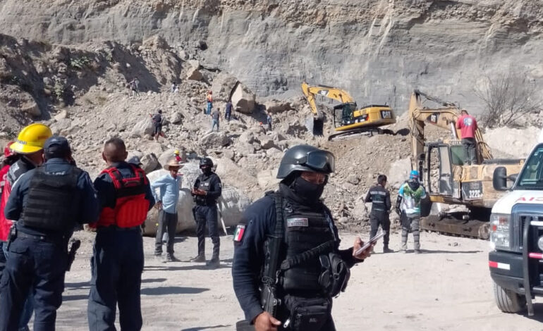 Gobierno de Guerrero rescata a dos trabajadores atrapados en un derrumbe en mina de arena en Taxco