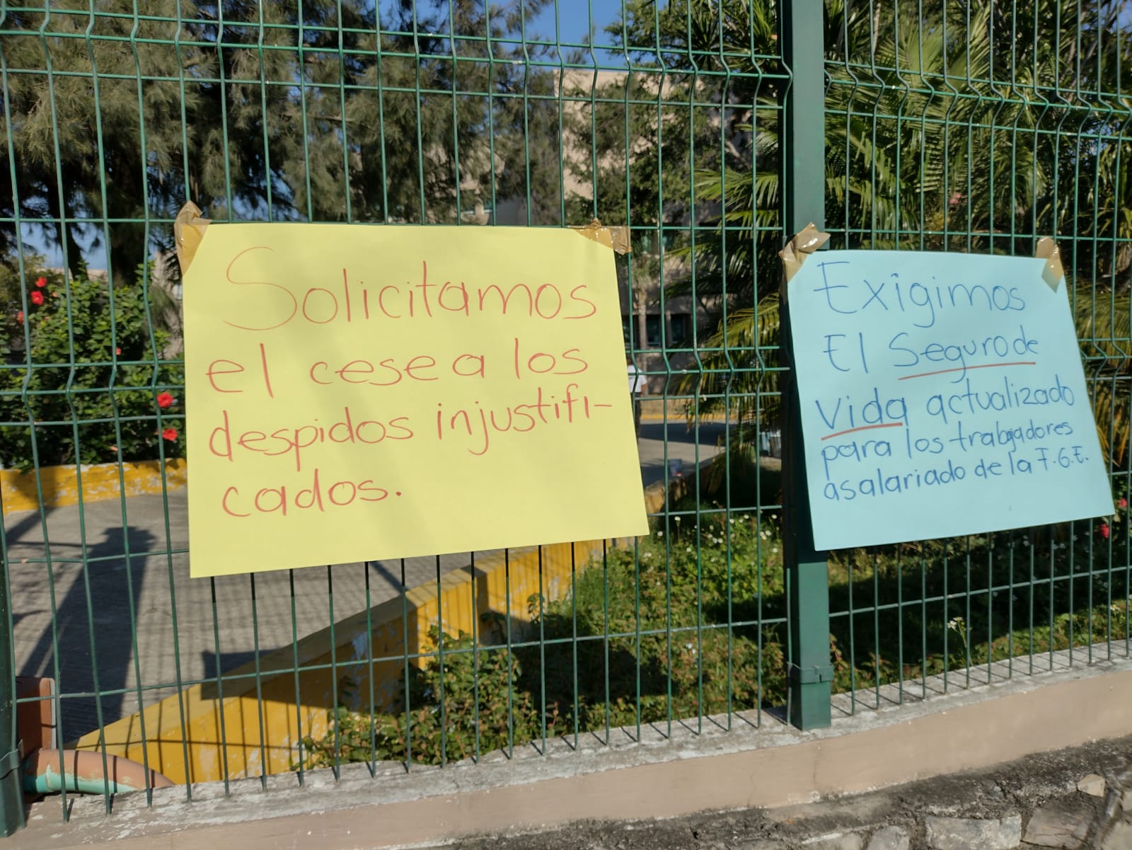 Por retraso de pagos y despidos injustificados, trabajadores exigen renuncia de fiscal de Guerrero