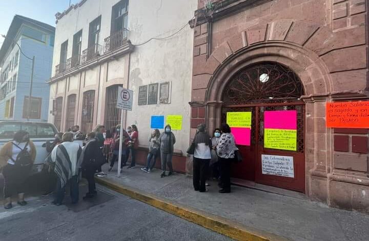 Protestan trabajadores administrativos del Colegio de Bachilleres por pago de salarios