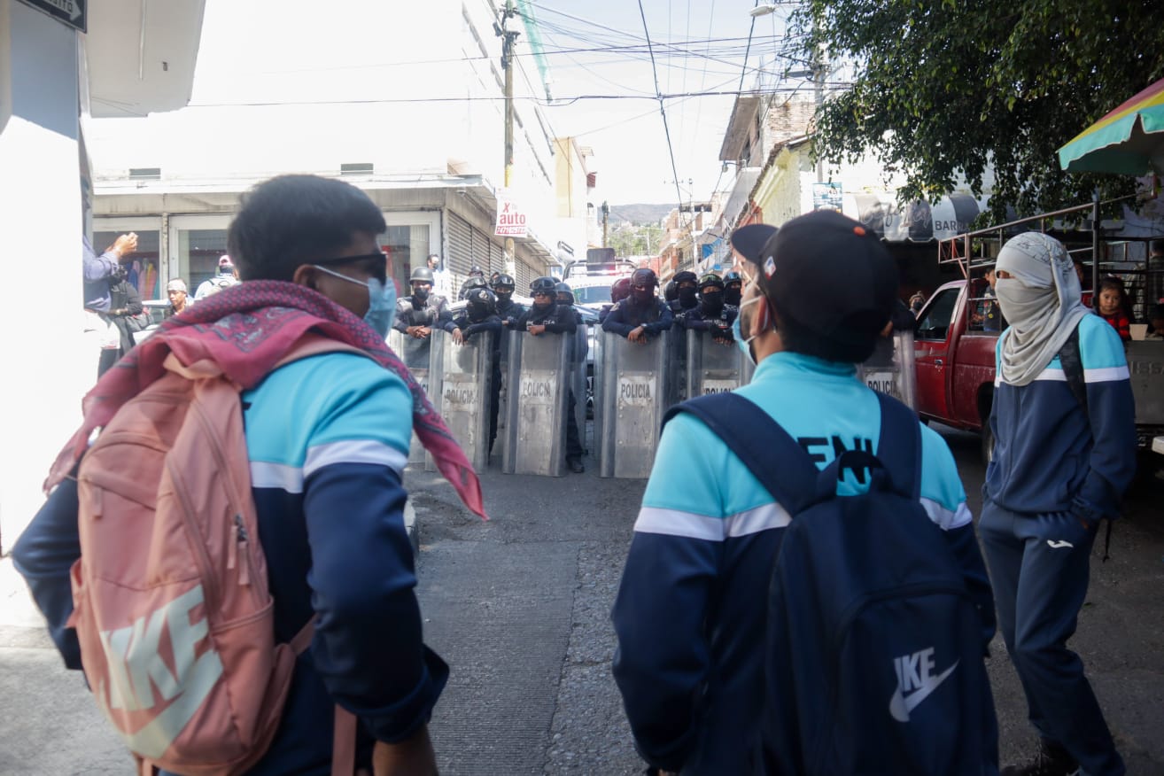 Normalistas señalan a antimotines de volverlos a intimidar