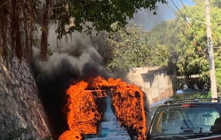 Arde camión urbano en La Garita, Acapulco