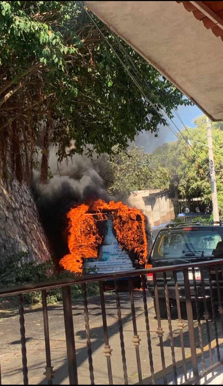Arde camión urbano en La Garita, Acapulco