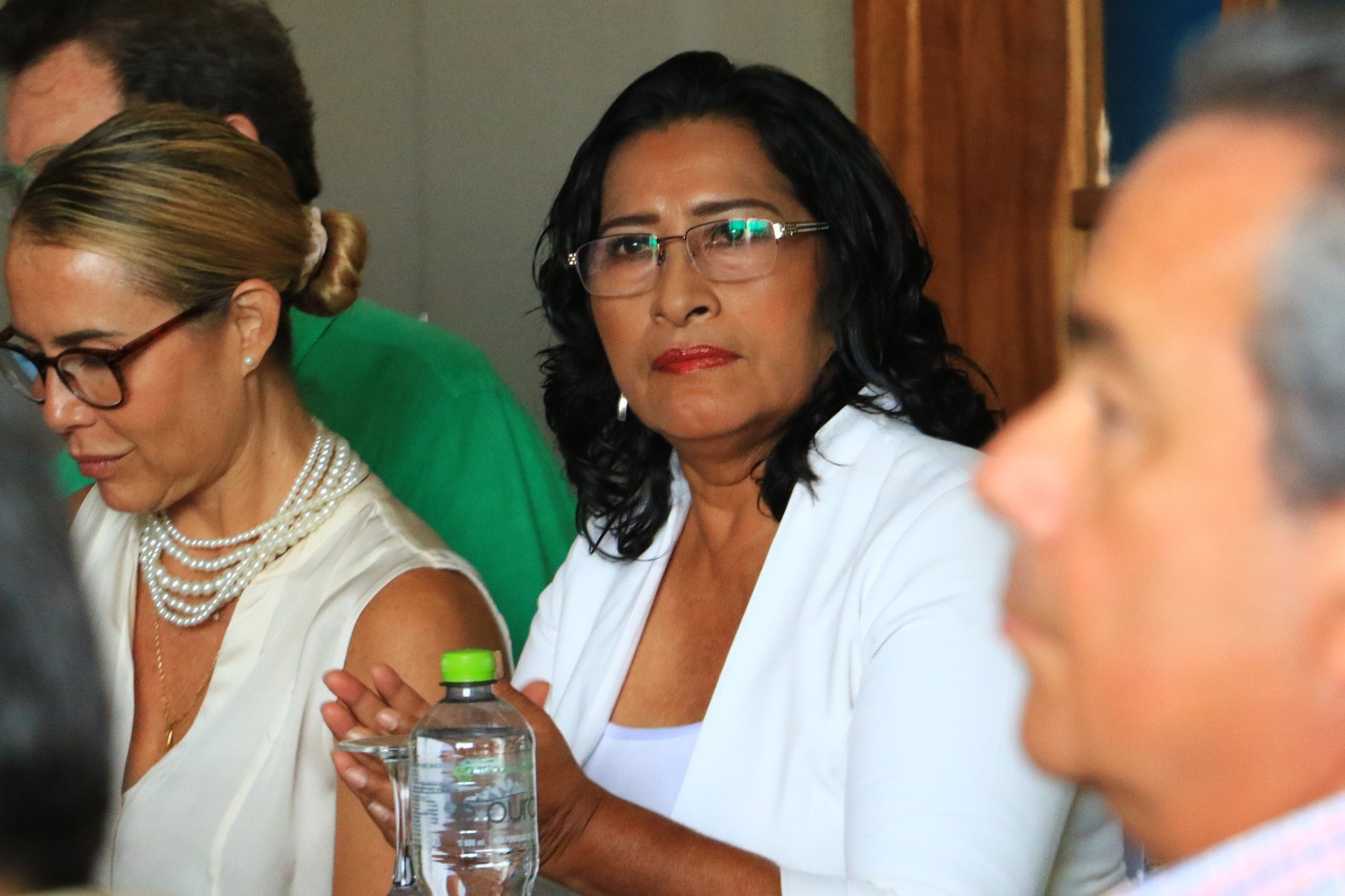 Políticos se solidarizan con Abelina López por agresión de escolta