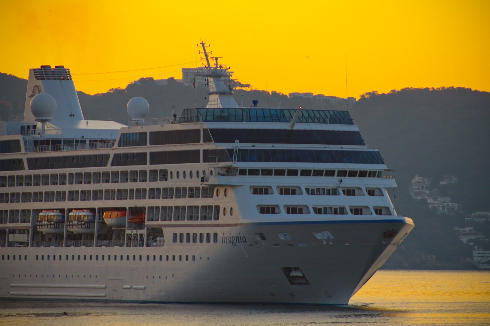 Gestiona gobierno de Abelina López Rodríguez el arribo de más cruceros al puerto