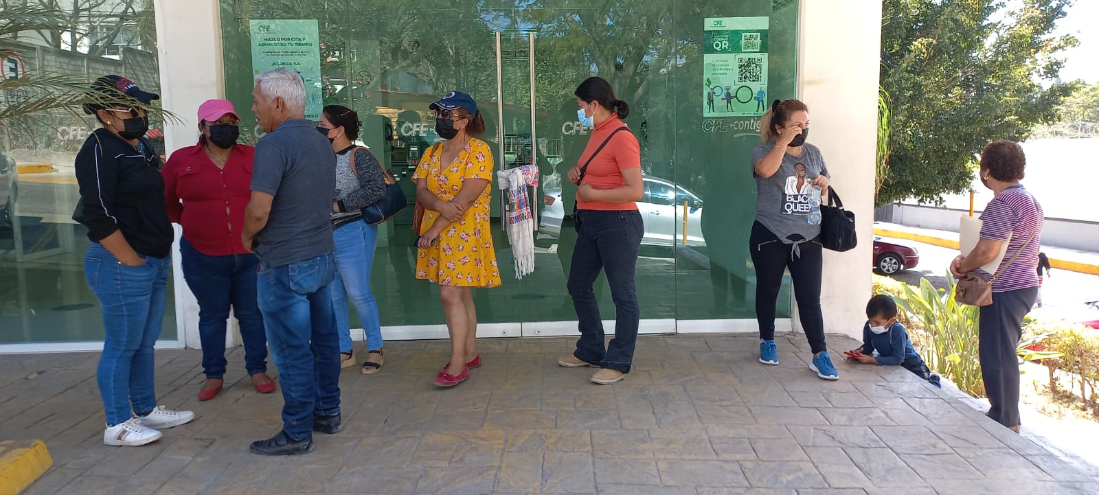 Por falta de suministro de agua colonos del poniente y sur de Chilpancingo protestan en oficinas de la CFE