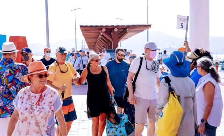 Fondea el primer crucero del año en la bahía de Zihuatanejo