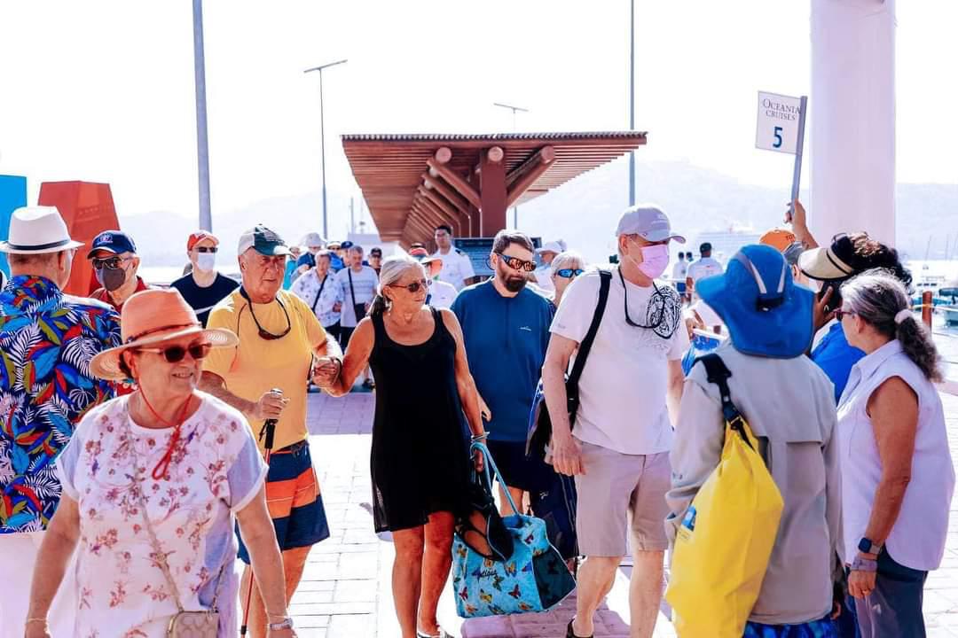 Fondea el primer crucero del año en la bahía de Zihuatanejo