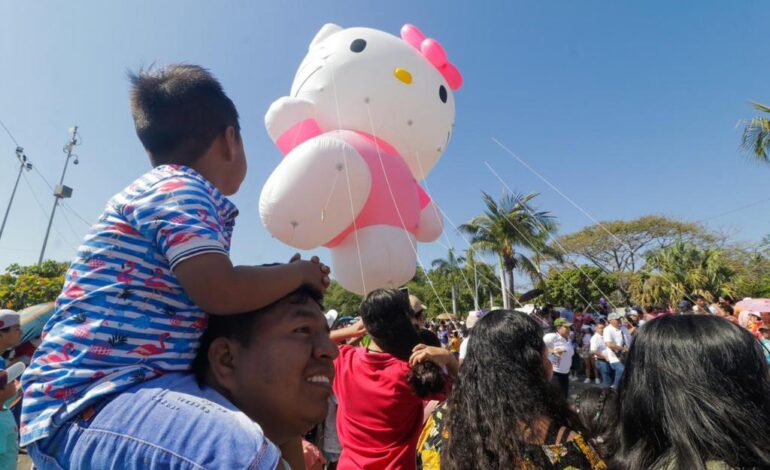 CRÓNICA: Gigantes de plástico y multicolor arroban a niñas y niños acapulqueños en el Día de Reyes