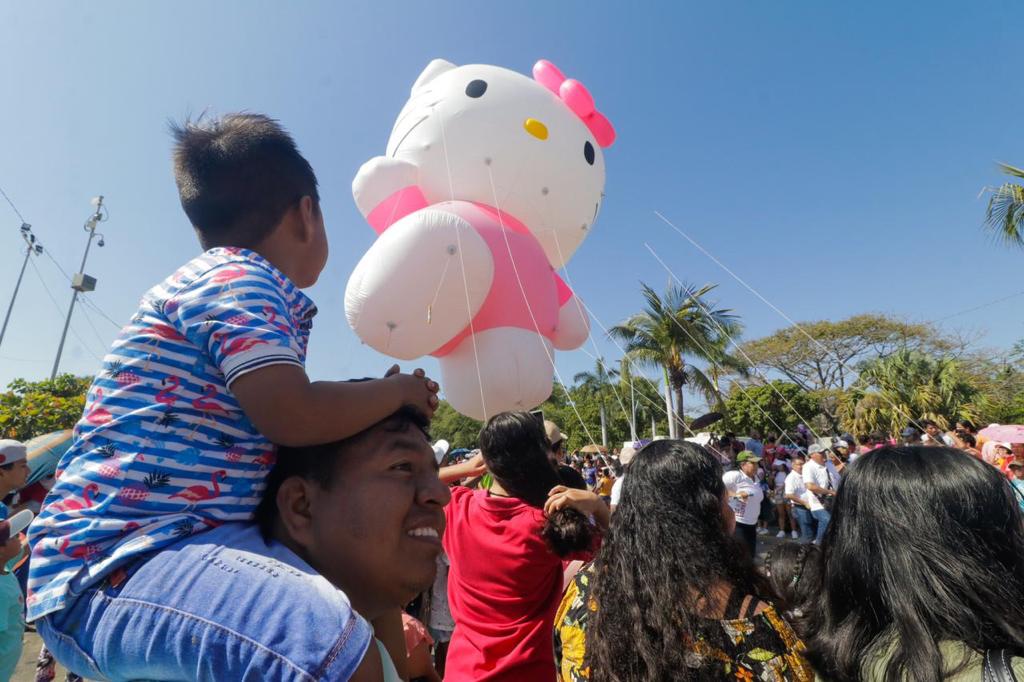 CRÓNICA: Gigantes de plástico y multicolor arroban a niñas y niños acapulqueños en el Día de Reyes