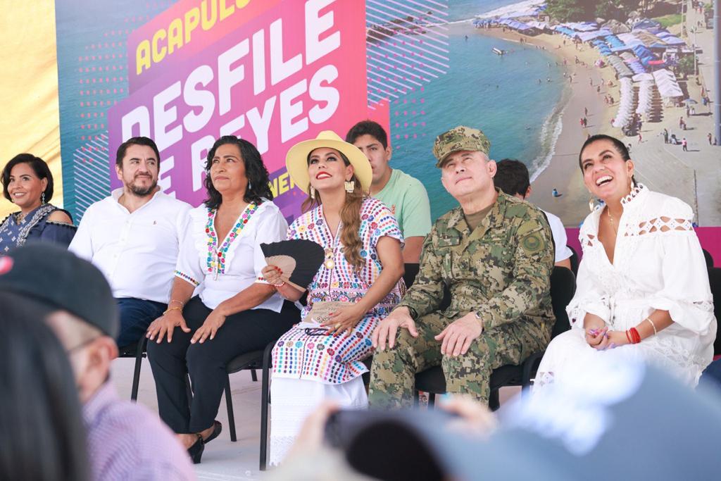 Dan Abelina López y Evelyn Salgado, banderazo al Desfile de Globos Gigantes