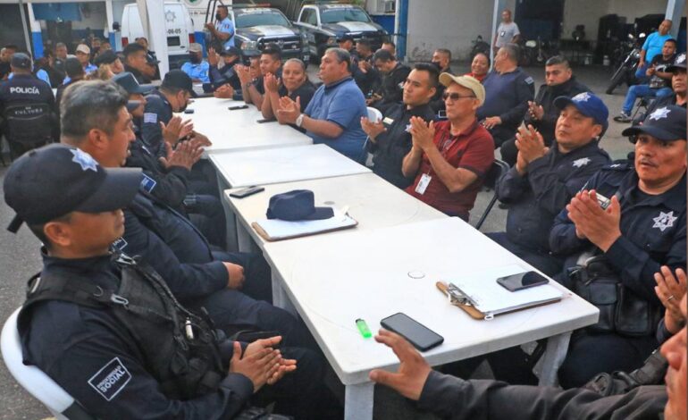 Festeja Abelina López a policías en su día