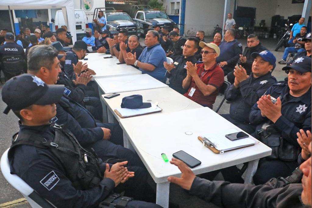 Festeja Abelina López a policías en su día