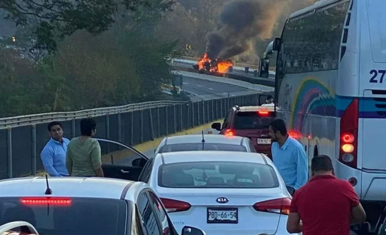 Camioneta arde en llamas en la Autopista del Sol