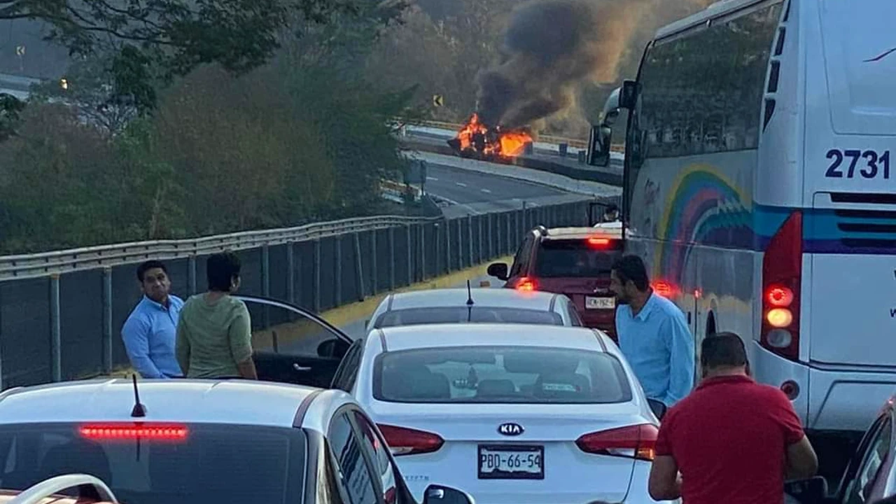 Camioneta arde en llamas en la Autopista del Sol