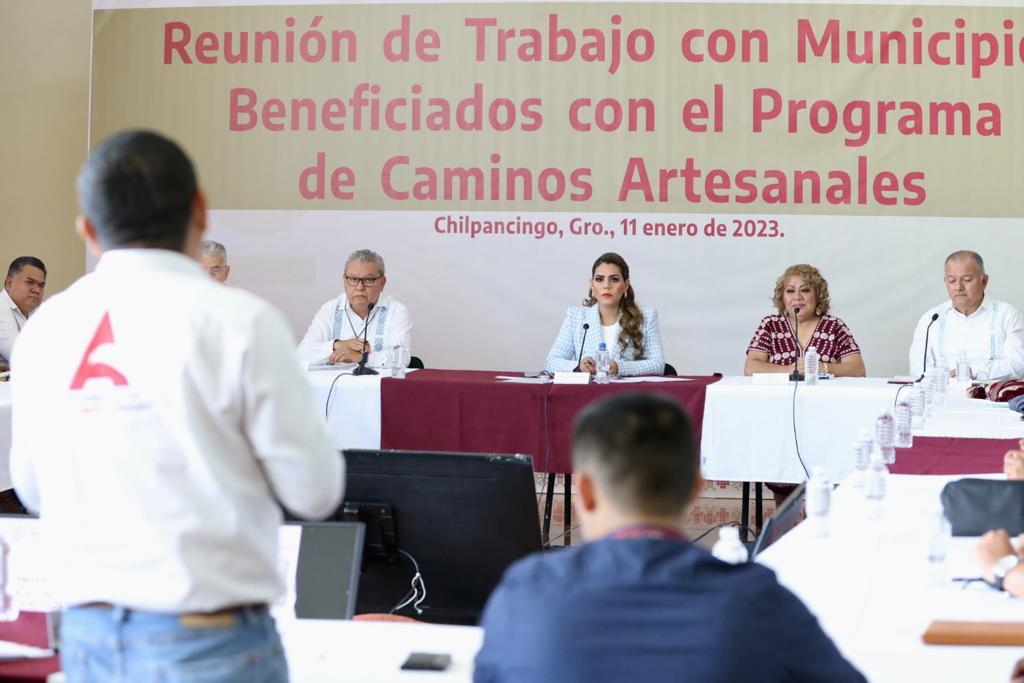 En 2023 serán invertidos otros mil MDP para la pavimentación de más caminos rurales artesanales en la Montaña y Costa Chica