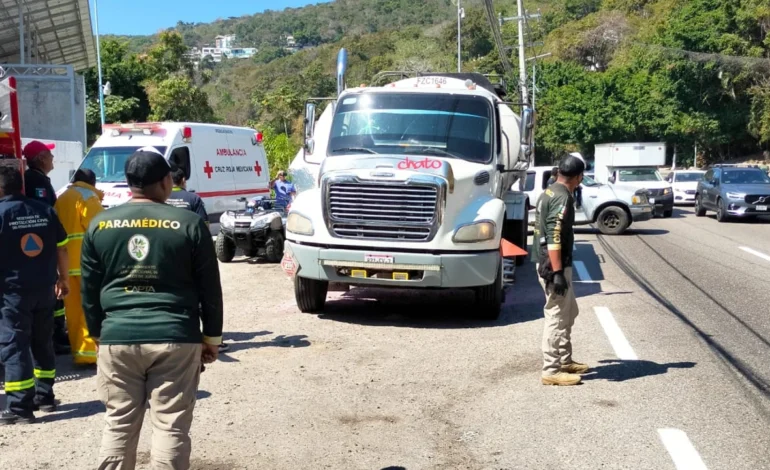 Falla en pipa cargada de combustible moviliza a Bomberos de Acapulco