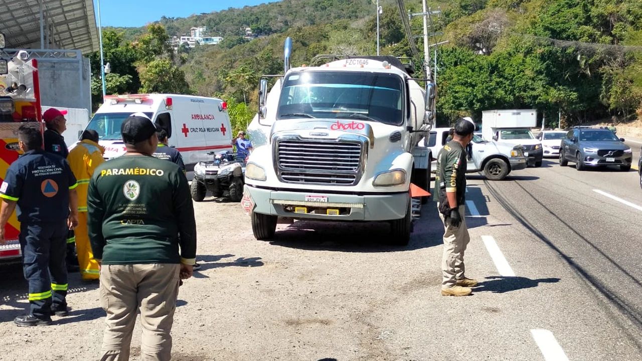 Falla en pipa cargada de combustible moviliza a Bomberos de Acapulco