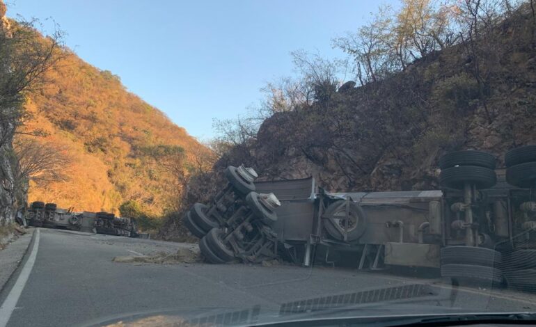 Alerta a autoridades de medio ambiente derrame de combustible por volcadura de pipa en Guerrero