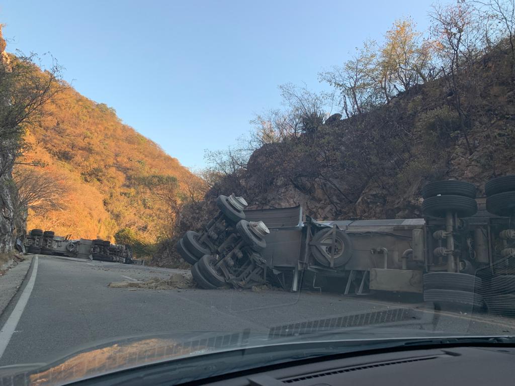 Alerta a autoridades de medio ambiente derrame de combustible por volcadura de pipa en Guerrero