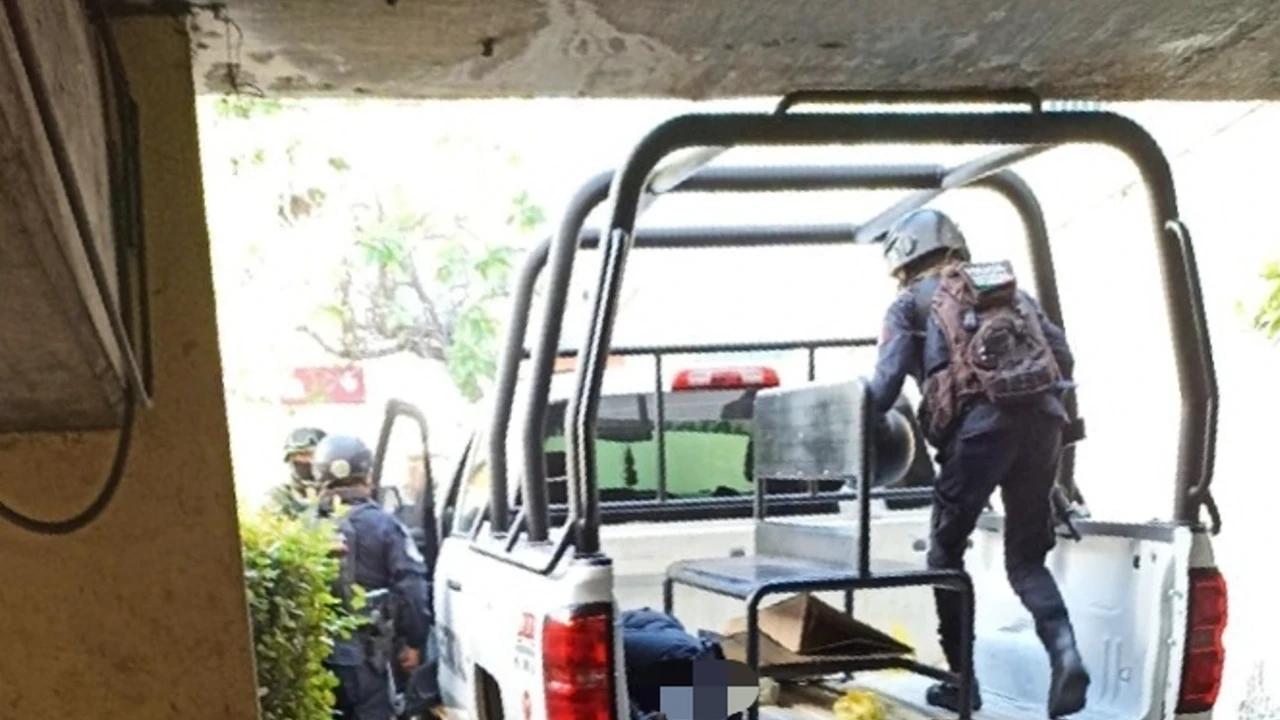 Muere policía al golpearse la cabeza accidentalmente en tienda comercial