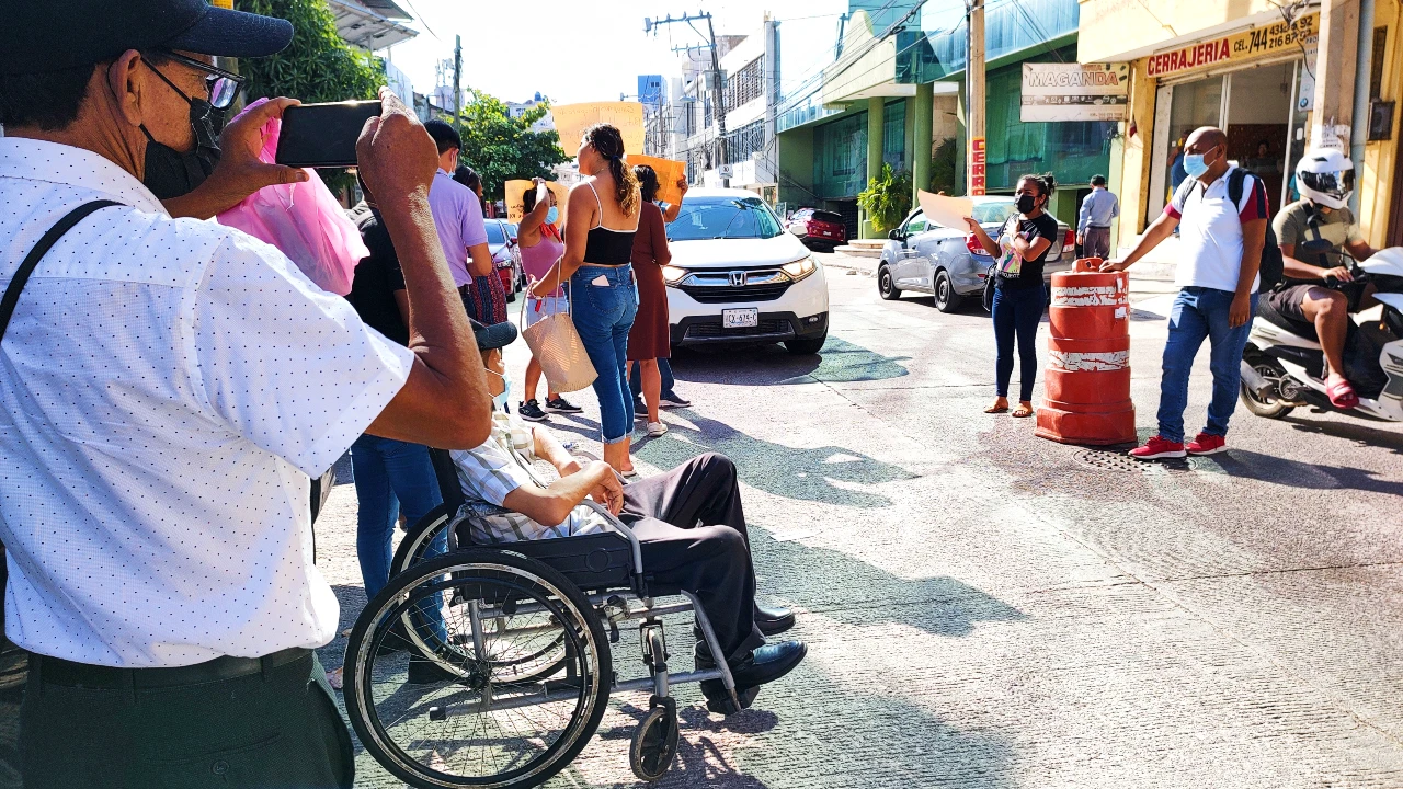 ¿En qué nos hemos convertido? Automovilistas de Acapulco reprenden a pacientes de hemodiálisis por protestar