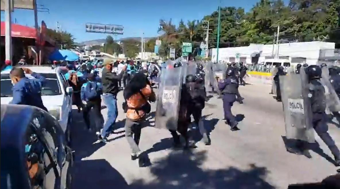 Antimotines desalojan a estudiantes y maestros normalistas que exigían plazas en la Autopista del Sol