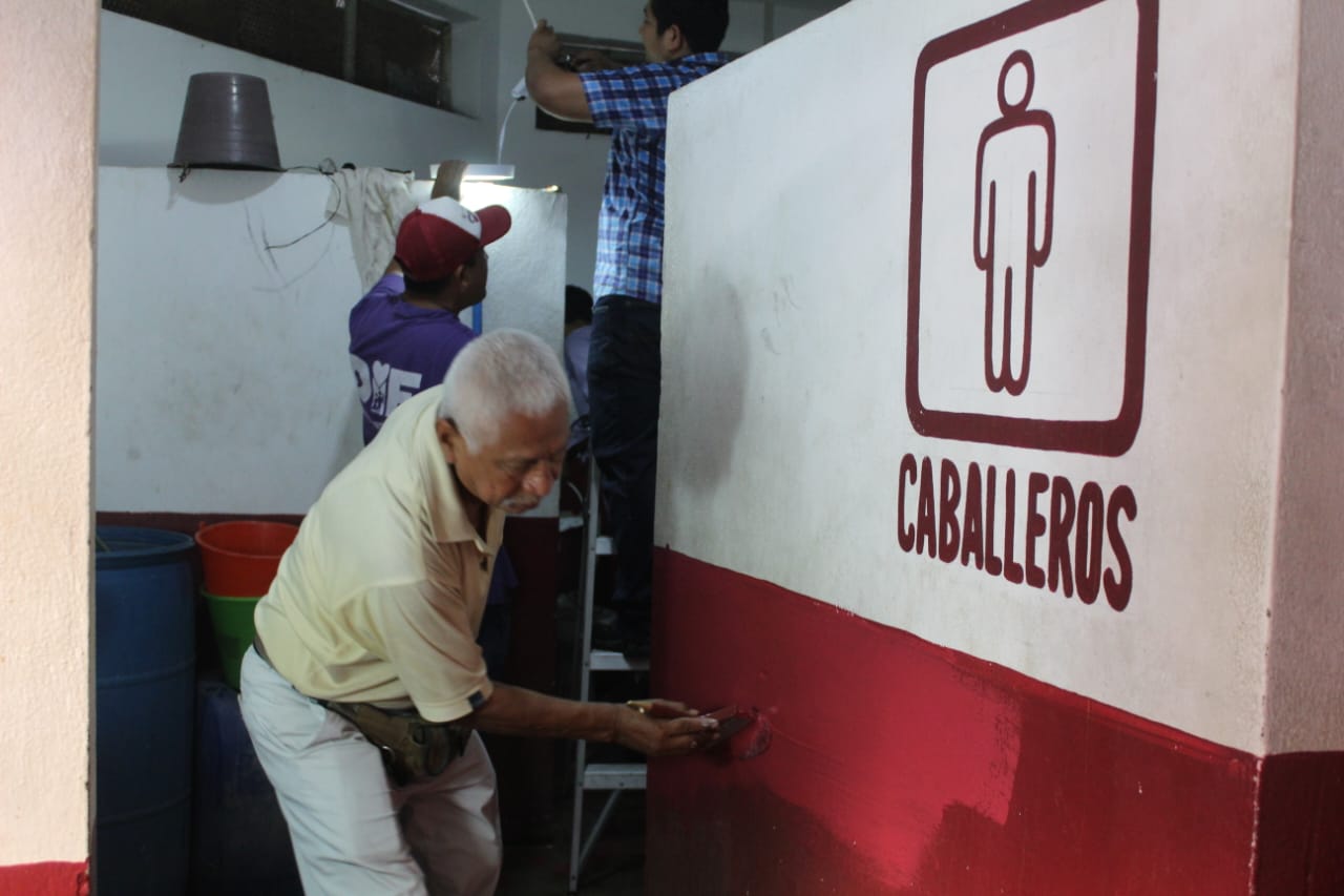 Repara DIF Acapulco sanitarios del Mercado Central