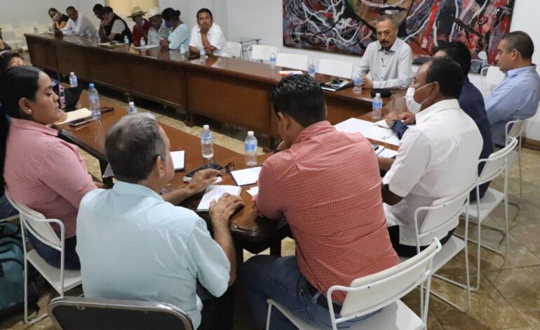 Presentan funcionarios del gobierno de Guerrero programas y reglas de operación ante organizaciones sociales