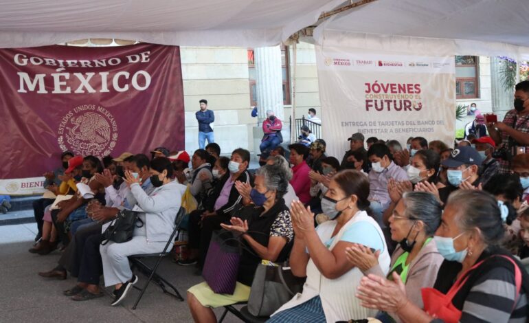 Gobierno de México continúa entregando tarjetas del Bienestar a beneficiarios en Guerrero