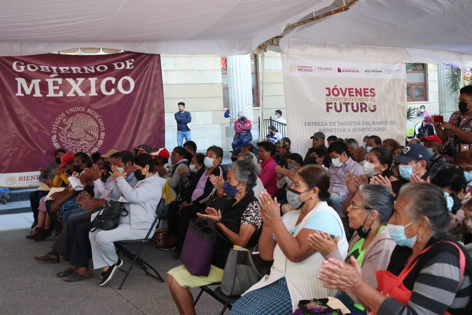 Gobierno de México continúa entregando tarjetas del Bienestar a beneficiarios en Guerrero
