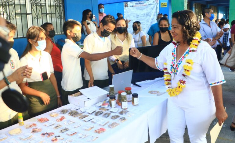 Entrega Abelina López, trasformador a primarias de la Simón Bolívar