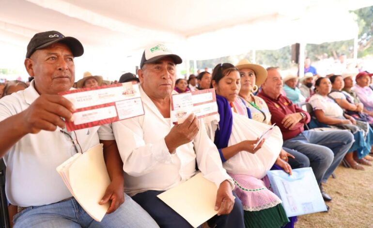 Entrega Evelyn Salgado tarjetas de Banco del Programa Producción para el Bienestar 2023 en Chilapa