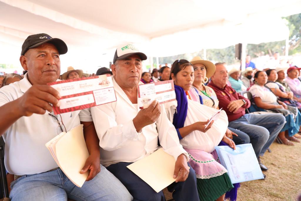 Entrega Evelyn Salgado tarjetas de Banco del Programa Producción para el Bienestar 2023 en Chilapa