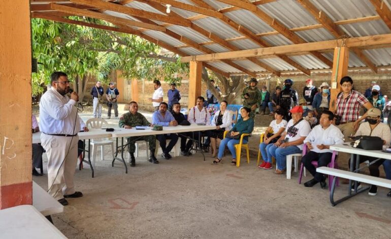 Gobierno de Guerrero logra acuerdos en salud, seguridad y educación con localidades de la sierra de Petatlán