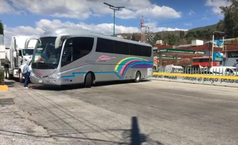 Estudiantes de Ayotzinapa bloquean por hora y media la Autopista del Sol