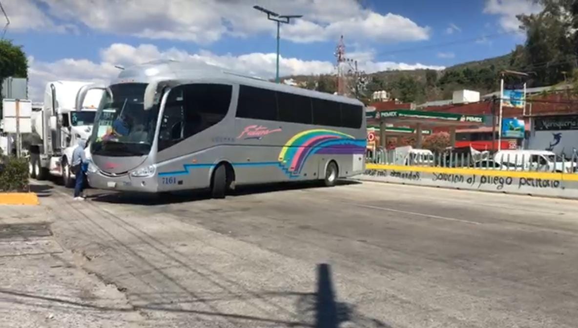 Estudiantes de Ayotzinapa bloquean por hora y media la Autopista del Sol