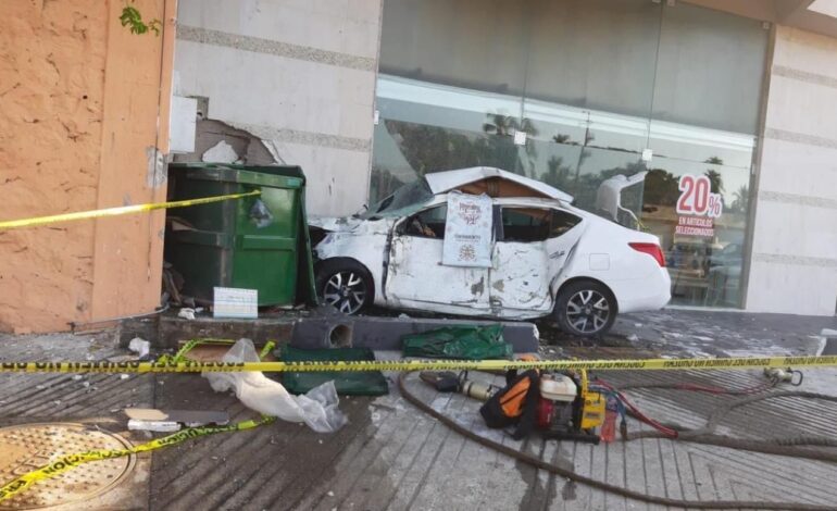 Muere conductora al chocar contra negocio en La Poza, Acapulco