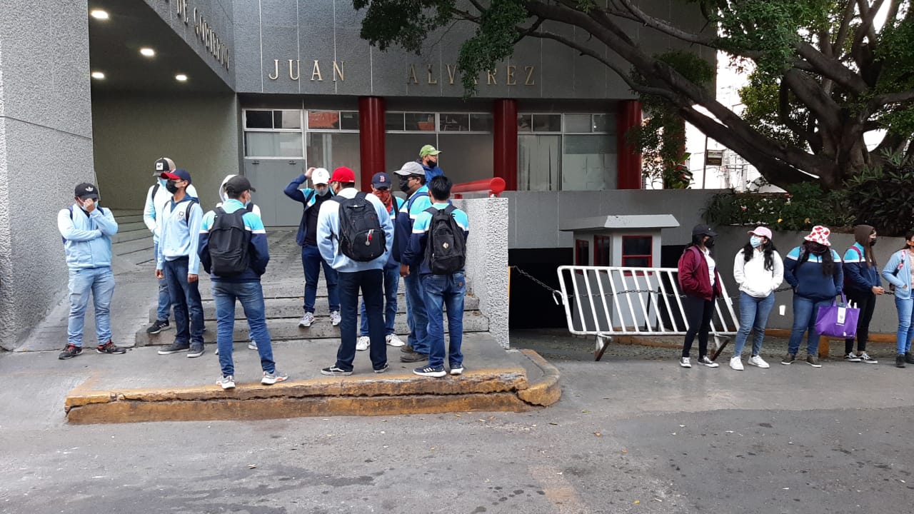Toman normalistas edificio de finanzas en Chilpancingo