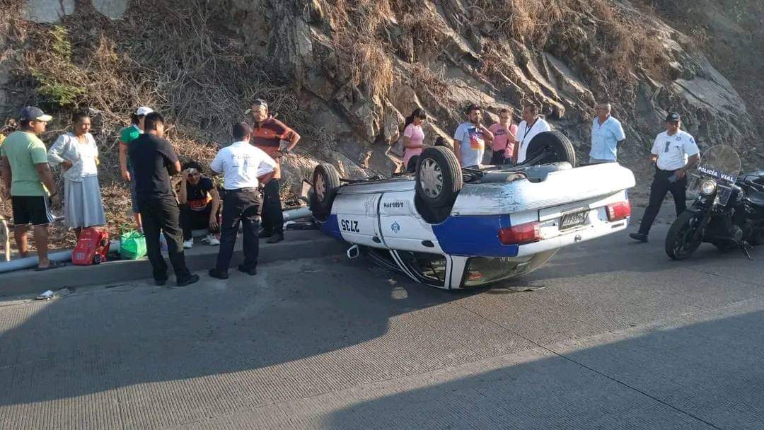 Volcadura de taxi colectivo azul en Acapulco deja cuatro heridos