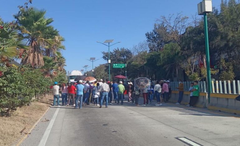 Bloquean la Autopista del Sol en demanda de reconstrucción de una primaria