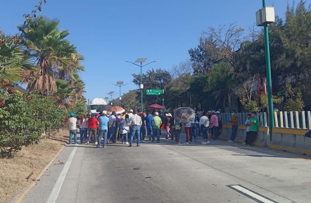 Bloquean la Autopista del Sol en demanda de reconstrucción de una primaria